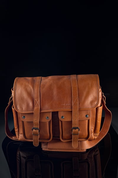 Sac en cuir de marque Paul Marius sur fond noir