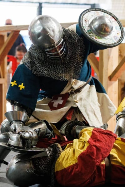 Combat de béhourd dont les adversaires portent des tabards à personnaliser