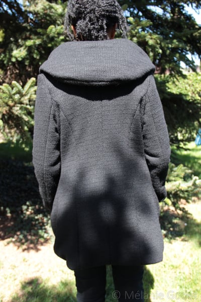 Manteau Nicole. Coupe princesse et large capuche. Dos