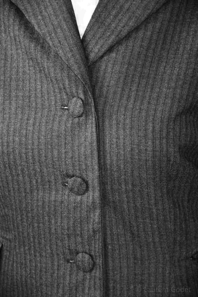 Boutonnières et boutons recouverts. Tailleur années 1940