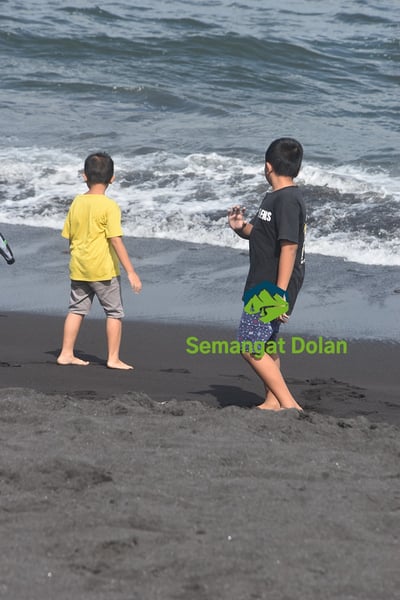 Bermain di pantai watu pecak
