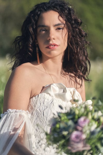 portrait mariée dans les champs