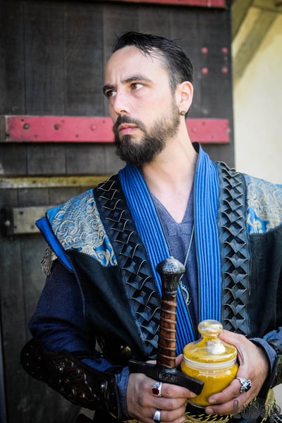 Création unique et sur mesure pour un costume de fantasy pour le GN bleu et noir
