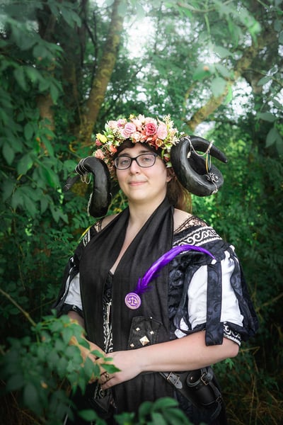 Femme à cornes personnage de GN portant une création unique et sur mesure blanc et noir