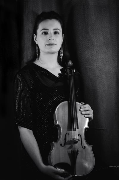 Lidia Plana viola player and freelance musician