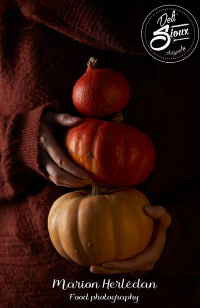 photo culinaire 3 potirons empilés tenus par 2 mains 