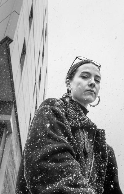 portrait-noiretblanc-exterieur-neige-grenoble