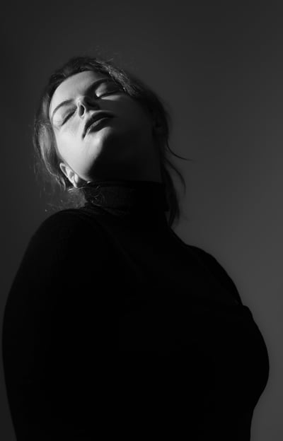 editoriale-femme-portrait-tudio-noirteblanc