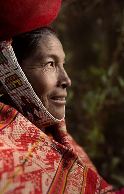 Mujer de perfil miembro de la Cooperativa Artesanal de Ollantaytambo