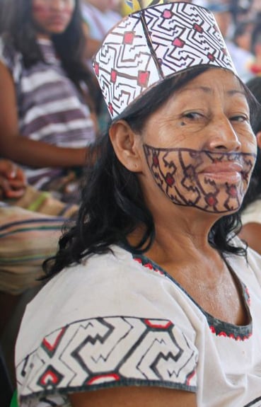 Mujer con pintura en la cara de la Comunidad Yine