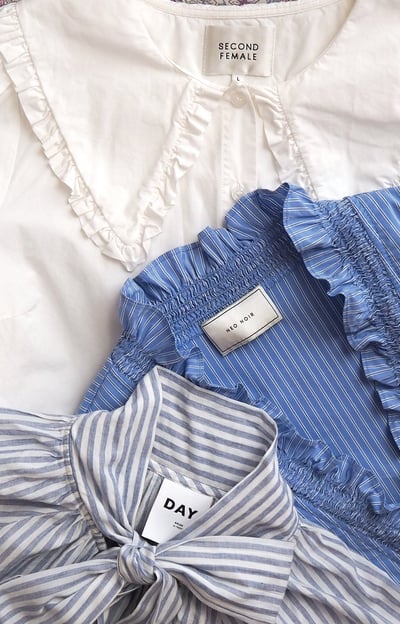 flatlay z koszulami w odcieniach niebieskiego i bieli