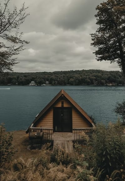 wood cabin near to a lake