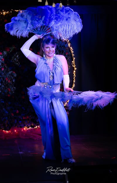 Cabaret, cols plumes, paillettes, talons strass, danseuse, showgirl, public, spectateur, burlesque