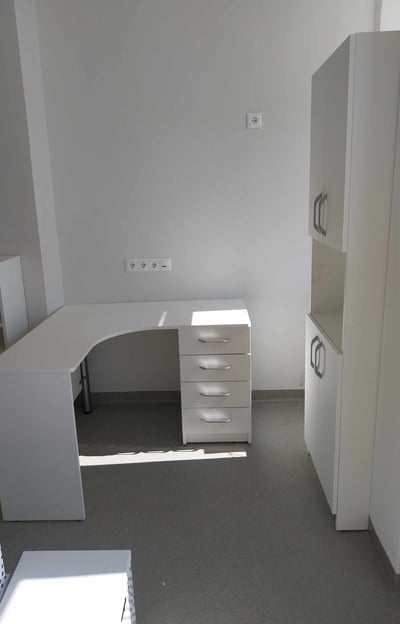 Balta spinta ir spintelė biuriui