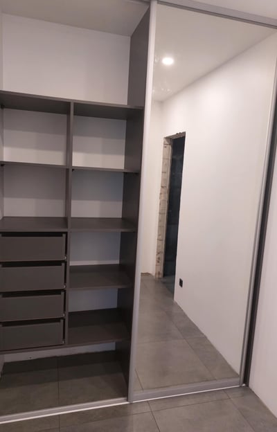 Prieškambario spinta su stumdomosiomis durimis