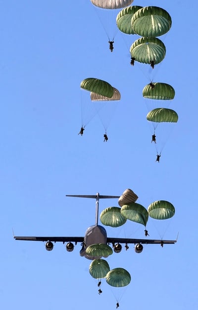 Image de parachutistes dans le ciel