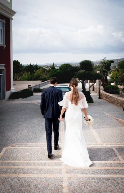 séance photo de couple de mariés dans un domaine provençal luxueux, élégance et style