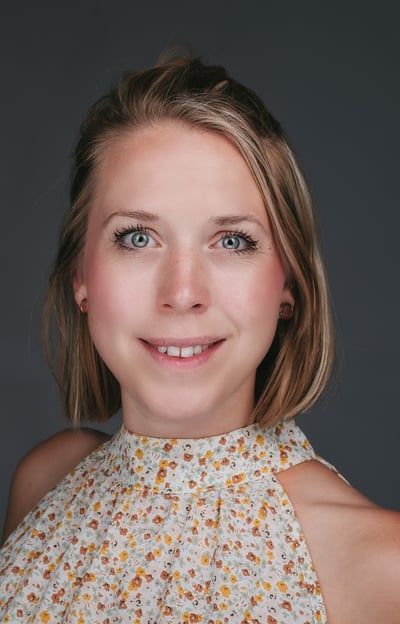 Vriendelijk en zelfverzekerd zakelijk portret van een jonge professional met in studio belichting.