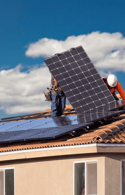 Instalación de paneles solares en una reforma sostenible en Valencia para mejorar la eficiencia energética del hogar.