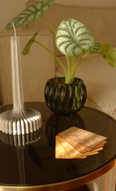 Cartes RFID en bois posées sur une table élégante, produits Keywave pour hôtel de luxe