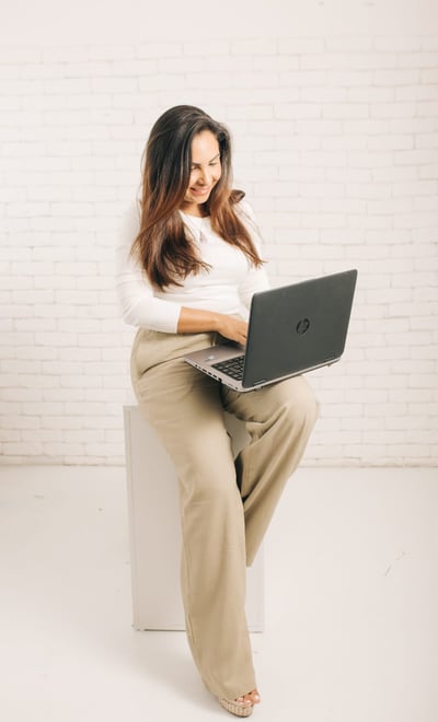 Fátima utilizando um notebook