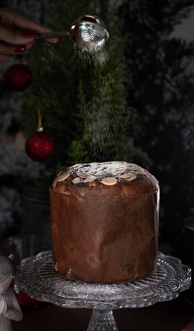 fotografia profissional de panetone de natal caindo açúcar como neve