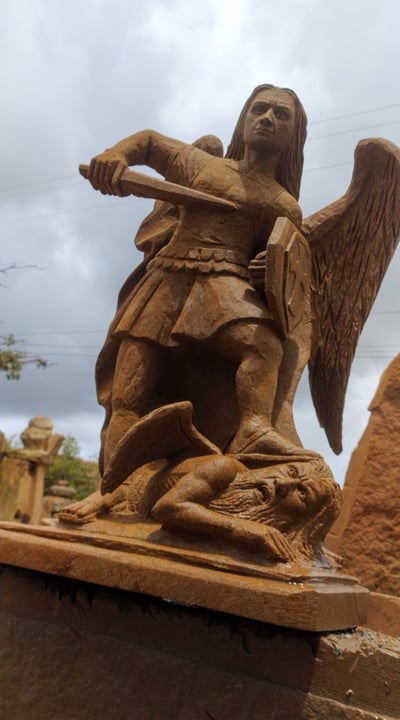 angel en piedra