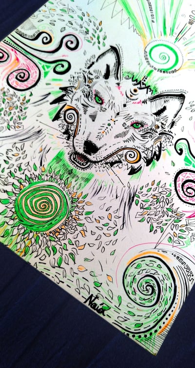 illustration aux feutres fins représentant un loup ou un renard, avec des formes psychédéliues végétales