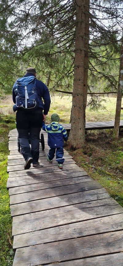 Vater und Sohn auf dem Zauberwaldpfad