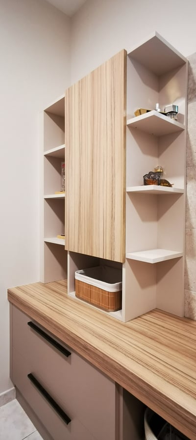 Salle de bains avec plan bois clair, portes anti trace de doigts, élément déco beige posé sur plan.
