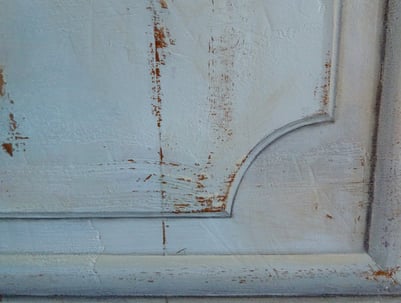 Détails d'un faux relief et d'un faux bois peint, imitation patine du temps