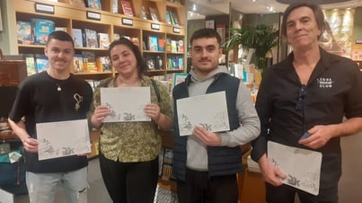 alain surina qui remet des diplomes shark education club chez nature et découvertes