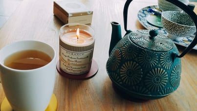 Astrothe en toute convivialité, une image d'un bon thé et d'une bougie pour une ambiance conviviale 
