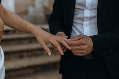 Photographe de mariage dans un château à Frouzins : capturez des moments magiques et élégants dans un cadre historique et ra