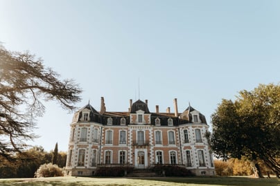 Photographe de mariage dans un château à Frouzins : capturez des moments magiques et élégants dans un cadre historique et ra