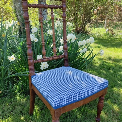 tapisserie chaise nourrice rénovation motif pied -de-poule bleu vichy