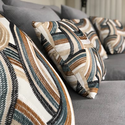 coussins multicolores broderie sur-mesure