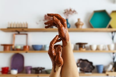 Des mains de potier pour créer une sculpture en art-thérapie