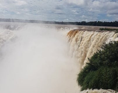 🌊 Cataratas del Iguazú Maravilla natural ubicada en Misiones, con más de 270 saltos .