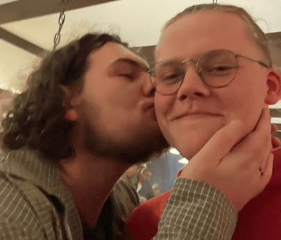 Musiker MAJAN küsst Benjamin Freytag
