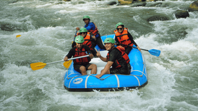 Pemandangan alam hijau di sepanjang jalur rafting Sungai Progo Hulu
