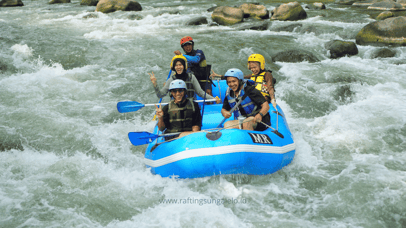 Peserta rafting menaklukkan jeram Sungai Progo Hulu dengan pemandu profesional