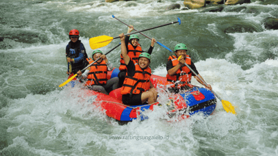 Peserta menikmati aktivitas Rafting Sungai Elo dengan arus tenang dan pemandangan alam indah
