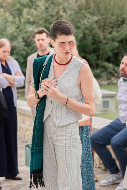 Le témoin attend fièrement les mariés