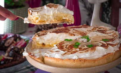 fotografia de torta de limão com fatia