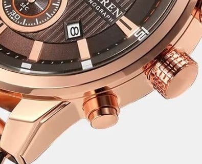 relógio gold rose com botões laterais funcionais, fundo marrom e besel gold rose