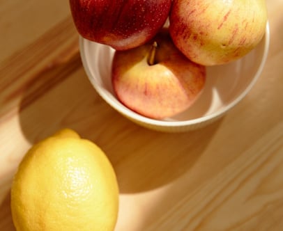 manzanas y limón para blanquear los dientes