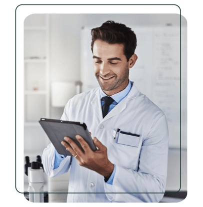Médico utilizando tablet, representando tecnologia, produtividade e gestão inteligente para a área d