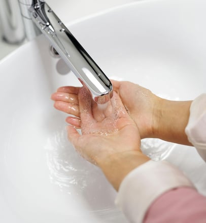 enfant qui se lave les mains