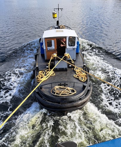 Elise sleepvaart, sleepboot, sleepklus van woonboot in Amsterdam